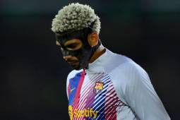 Araujo deberá decidir a final de temporada si continuar en el Barcelona o aceptar la oferta del Bayern.