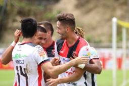 Dos goles de Jonathan McDonald y otros dos de Jonathan Moya, nuevo fichaje del club, le dieron la victoria a un Alajuelense que no se resintió tras jugar casi todo el segundo tiempo con un jugador menos ante la expulsión del zaguero Kenner Gutiérrez. (Foto: www.everardoherrera.com)