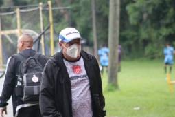 El DT portugués Fernando Mira lució muy abrigado este lunes en el entrenamiento del Vida por las constantes lluvias en la zona norte del país. Foto: Edgar Witty