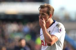 Tottenham Hotspur's English striker Harry Kane reacts after losing the English Premier League football match between Burnley and Tottenham Hotspur at Turf Moor in Burnley, north west England on February 23, 2019. (Photo by Oli SCARFF / AFP) / RESTRICTED TO EDITORIAL USE. No use with unauthorized audio, video, data, fixture lists, club/league logos or 'live' services. Online in-match use limited to 120 images. An additional 40 images may be used in extra time. No video emulation. Social media in-match use limited to 120 images. An additional 40 images may be used in extra time. No use in betting publications, games or single club/league/player publications. /