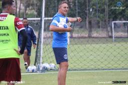 Hernán Medina dirigiendo uno de sus primeros entrenamientos con el Motagua.