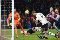 Liverpool's Estonian defender Ragnar Klavan (C) stoops to head home their second goal during the English Premier League football match between Burnley and Liverpool at Turf Moor in Burnley, north west England on January 1, 2018.Liverpool won the game 2-1. / AFP PHOTO / Oli SCARFF / RESTRICTED TO EDITORIAL USE. No use with unauthorized audio, video, data, fixture lists, club/league logos or 'live' services. Online in-match use limited to 75 images, no video emulation. No use in betting, games or single club/league/player publications. /