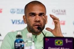 Dani Alves permanece tras la rejas en Barcelona por supuestamente abusar de una joven de 23 años.