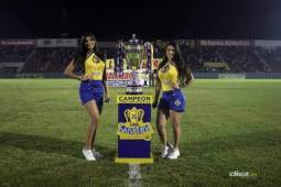 Las bellas chicas de SalvaVida custodian el trofeo del Torneo Apertura 2019. Foto: Edgar Witty