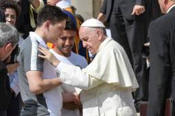 Pope Francis (R) greets AFC Chapecoense players Alan Ruschel (L) and Jackson Raganar Follmann during his weekly general audience at St Peter's Square in the Vatican on August 30, 2017. Ruschel and Follmann are two of six survivors of the November 2016 plane crash that left 71 people dead, including 19 Chapecoense players. / AFP PHOTO / ANDREAS SOLARO