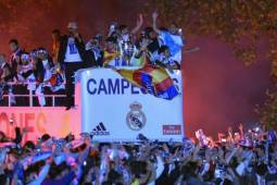 Real Madrid tras ganar la décima copa de la Champions League, se dirigió a la Plaza de Cibeles para cumplir con la tradición y celebrar el título que más ha perseguido el club merengue en los últimos años. Foto AFP
