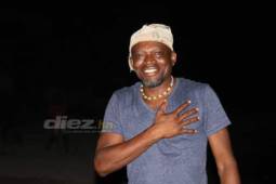 Chepo Fernández posa para el lente de DIEZ en la playa de Sambo Creek. Foto: Edgar Witty