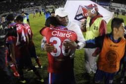 El técnico costarricense salió peleado con los medios y con lágrimas en los ojos. ( Foto: Mi Diario).