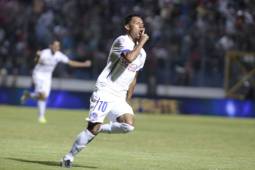 Bayron Méndez festeja a todo pulmón el gol del Olimpia.