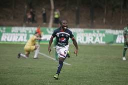 Tyson Núñez jugando con la Universidad de San Carlos como si fuese un cipote de 20 años. Hoy está a un paso de su retiro.