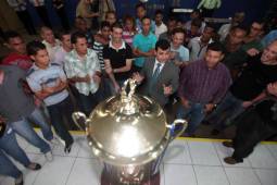 En diciembre de 2010, Marroquín también recibió a los campeones en la iglesia que pastoreaba.