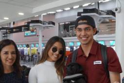 Mauricio Dubón junto a su prometida Nancy Herrera y su suegra Nancy de Herrera en el Aeropuerto Ramón Villeda Morales. Foto cortesía HonduSports.