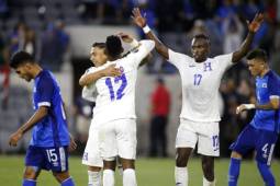 Emilio Izaguirre celebra junto a Romell Quioto y Alberth Elis su anotación ante El Salvador.