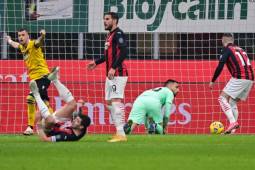 AC Milan volvió a pifear en Serie A y poco a poco se despide del 'Scudetto'.