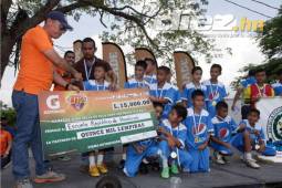 Premios: Por ser campeones de zona las escuelas de Republica de Honduras y Presentación obtuvieron 15,000.00 lempiras que los organizadores de Gatorade les otorgaron..Foto DIEZ.