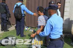 Los primeros detenidos en el estadio Carlos Miranda de Comayagua por querer ingresar con armas blancas. FOTOS: Ronal Aceituno.