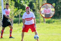 El entrenador Fernando Araújo durante el entrenamiento de este martes en La Ceiba.