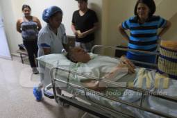 Chelato Uclés al momento que era sacado de cuidados intensivos luego de ser operado el domingo.