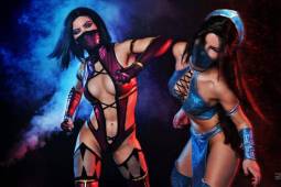¿Quién interviene en esta sexy pelea? Los cosplay de Milena y Kitana de Mortal Kombat.