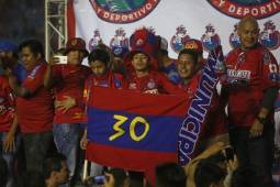 Aficionados del Municipal invaden el campo tras el juego ante el Deportivo Guastatoya.