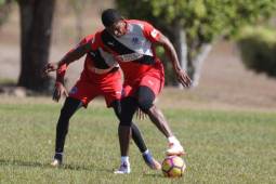 Costly mientras controlaba el esférico durante el entrenamiento. Foto: Juan Salgado