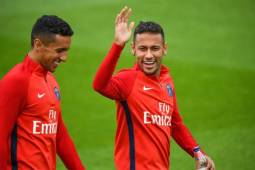 Paris Saint-Germain's Brazilian forward Neymar (R) gestures next to Paris Saint-Germain's Brazilian defender Marquinhos, during a training session at the club's training center in Saint-Germain-en-Laye on September 6, 2017. / AFP PHOTO / FRANCK FIFE