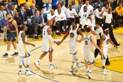 Los Warriors celebran triunfo de esta noche sobre los Cavaliers.