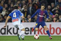 Barcelona's Brazilian midfielder Philippe Coutinho (R) challenges Espanyol's Spanish midfielder Victor Sanchez during the Spanish 'Copa del Rey' (King's cup) quarter-final second leg football match between FC Barcelona and RCD Espanyol at the Camp Nou stadium in Barcelona on January 25, 2018. / AFP PHOTO / LLUIS GENE