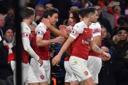 Arsenal's French defender Laurent Koscielny (C) celebrates with teammates after scoring their second goal during the English Premier League football match between Arsenal and Cheslea at the Emirates Stadium in London on January 19, 2019. (Photo by Ben STANSALL / AFP) / RESTRICTED TO EDITORIAL USE. No use with unauthorized audio, video, data, fixture lists, club/league logos or 'live' services. Online in-match use limited to 120 images. An additional 40 images may be used in extra time. No video emulation. Social media in-match use limited to 120 images. An additional 40 images may be used in extra time. No use in betting publications, games or single club/league/player publications. /