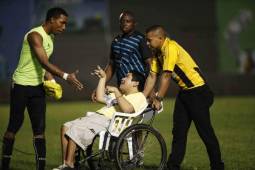 Woodrow West, portero del Honduras, al momento de saludar a Kevin, el aficionado más querido del Honduras Progreso. FOTO: Neptalí Romero