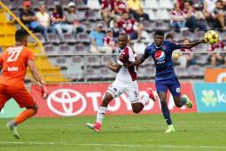 El futbolista Jerry Bengtson disputa un balón con un defensor del Motagua en un duelo amistoso. (Nacion.com)