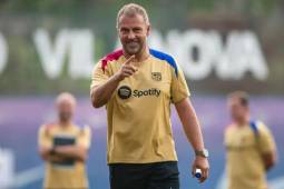Hansi Flick se ilusiona: ¡volvió a los entrenamientos del Barcelona tras 298 días de baja!