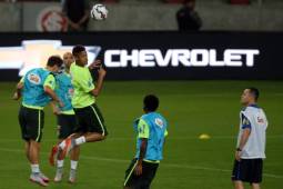 Neymar hizo fútbol con sus compañeros en el estadio Beira Río de Porto Alegre. (Fotos: AFP)