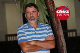 El entrenador Fernando Araújo posa para el lente de DIEZ durante la entrevista. Foto: Edgar Witty