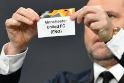Momento en que sacaban el nombre del Manchester United en el sorteo de la Europa League.