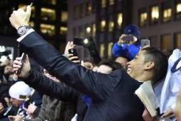 Cristiano Ronaldo y su selfie con los aficionados.