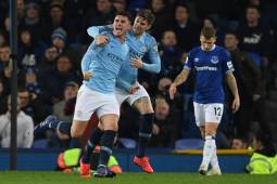 Manchester City's French defender Aymeric Laporte (L) celebrates scoring the opening goal during the English Premier League football match between Everton and Manchester City at Goodison Park in Liverpool, north west England on February 6, 2019. (Photo by Paul ELLIS / AFP) / RESTRICTED TO EDITORIAL USE. No use with unauthorized audio, video, data, fixture lists, club/league logos or 'live' services. Online in-match use limited to 120 images. An additional 40 images may be used in extra time. No video emulation. Social media in-match use limited to 120 images. An additional 40 images may be used in extra time. No use in betting publications, games or single club/league/player publications. /
