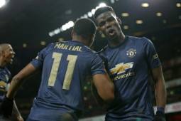 Manchester United's French striker Anthony Martial (L) celebrates with Manchester United's French midfielder Paul Pogba (R) after scoring their third goal during the English FA Cup fourth round football match between Arsenal and Manchester United at the Emirates Stadium in London on January 25, 2019. (Photo by Ian KINGTON / IKIMAGES / AFP) / RESTRICTED TO EDITORIAL USE. No use with unauthorized audio, video, data, fixture lists, club/league logos or 'live' services. Online in-match use limited to 45 images, no video emulation. No use in betting, games or single club/league/player publications.