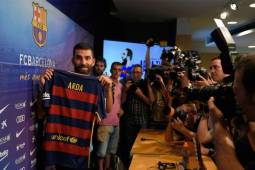 El mediocampista Arda Turan fue presentado en el Camp Nou como nuevo jugador del Barcelona.. Foto AFP.