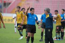 Mario Zanabria es expulsado justamente por reclamar la falta contra Mario Martínez.