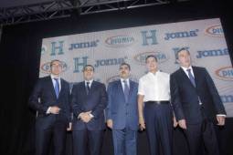 Autoridades de Fenafuth y Diunsa durante la presentación de la camiseta de Honduras.