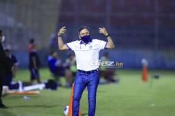 El entrenador de Victoria Salomón Nazar durante el encuentro ante Motagua en La Ceiba.