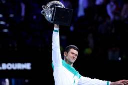 El serbio Novak Djokovic, número uno mundial, se corona campeón del Australia Open por tercer año consecutivo al avasallar al ruso Daniil Medvedev.