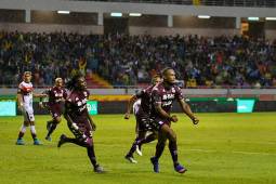Saprissa celebrando su anotación en casa ante Alajuelense. Foto cortesía Twitter.