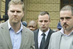 Oscar Pistorius enfrenta un juicio por el asesinato de su novia Reeva Steenkamp. Foto AFP.