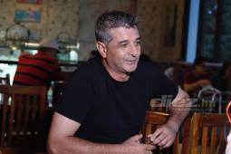 Diego Vázquez durante la entrevista con el periodista Julio Cruz. Foto Ronal Aceituno.