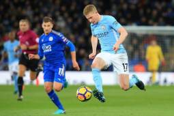Manchester City's Belgian midfielder Kevin De Bruyne (R) vies with Leicester City's English midfielder Marc Albrighton during the English Premier League football match between Leicester City and Manchester City at King Power Stadium in Leicester, central England on November 18, 2017. / AFP PHOTO / Lindsey PARNABY / RESTRICTED TO EDITORIAL USE. No use with unauthorized audio, video, data, fixture lists, club/league logos or 'live' services. Online in-match use limited to 75 images, no video emulation. No use in betting, games or single club/league/player publications. /