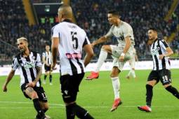 XC_NHXVCBXRJTEPYDFEV. Udine (Italy), 06/10/2018.- Juventus' Cristiano Ronaldo (2-R) scores during the Italian Serie A soccer match between Udinese Calcio and Juventus FC at the Friuli-Dacia Arena stadium in Udine, Italy, 06 October 2018. (Italia) EFE/EPA/STEFANO LANCIA