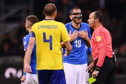 Italy's defender Leonardo Bonucci (C) argues with Spanish referee Antonio Mateu Lahoz during the FIFA World Cup 2018 qualification football match between Italy and Sweden, on November 13, 2017 at the San Siro stadium in Milan. / AFP PHOTO / Marco BERTORELLO