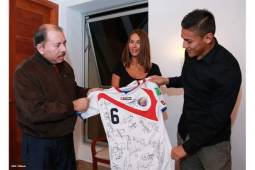 El seleccionado tico Óscar Duarte y sus familiares tuvieron una cena con el presidente nicaragüense en honor su participación en el Mundial. Fotos: El 19 Digital